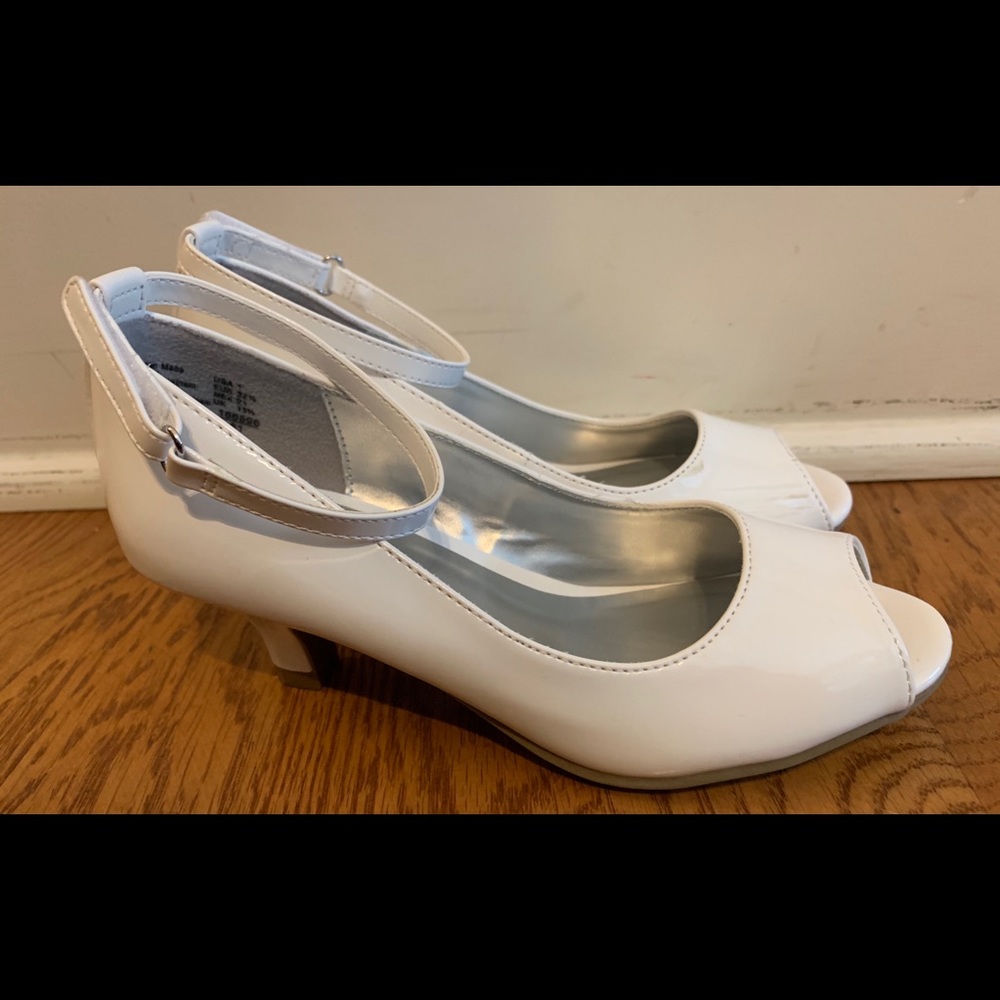 Girls Youth Size 1 White heeled Dress shoes